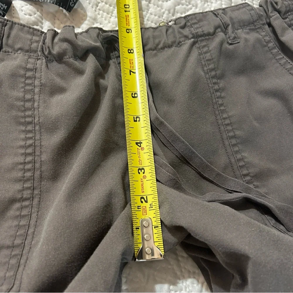 Koi by Kathy Peterson Gray Cargo Capri Pants Size Large Petite - Picture 10 of 11